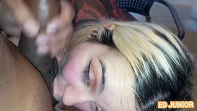 ed junior fudendo uma novinha gostosa sem camisinha na mesa de bar