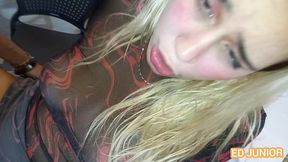 ed junior fudendo uma novinha gostosa sem camisinha na mesa de bar