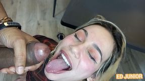 ed junior fudendo uma novinha gostosa sem camisinha na mesa de bar