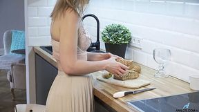 Good looking housewife Midge is finger fucking her yummy pussy