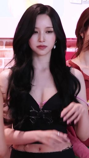 Curvy k-pop fan shows off her belly button