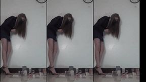 The female giant Xueer's high heels and beautiful feet stomp on the city!
