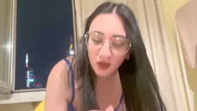 Piekna Nastoletnia Pokojowka Obciaga W Pracy