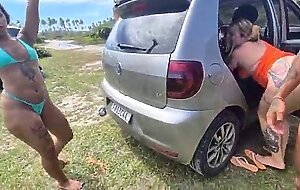 Levei minhas amigas para o meio do mato para fazer uma putaria e gozei dentro da buceta delas