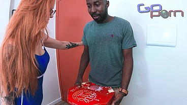 Entregador Bota O Pau Na Caixa De Pizza E Recebe Uma Foda Inesperada