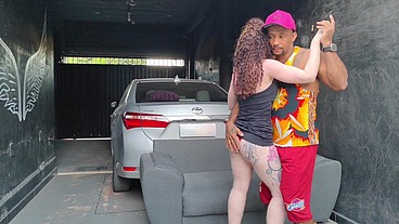 Logo apos a danca eu o jogo no sofa e o fasso ele fuder minha bunda ate mim deixar bem lubrificada escorrendo porra