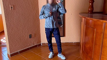 Una sesión de fotos al Twink heterosexual del gym. Se quedó en pelotas y le vimos el pito y culo sabroso