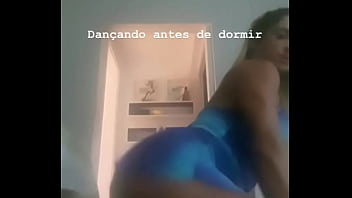 Loira Rabuda Exibindo Sua Bunda Enorme