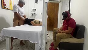 Marido Espera Al Lado Mientras A Su Hermosa Esposa Le Estan Haciendo Masajes Eroticos En Su Cuerpo Por Un Pervertido Que Se Hace Pasar Por Medico Fisioterapeutas 21 Min