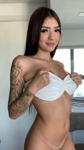 Amateur onlyfan shows off her tits