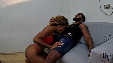 Sempre dou minha buceta pro meu primo quando a mulher dele faz hora extra no trabalho
