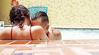 LE ENSEÑO A MI HIJASTRA NADAR Y TERMINAMOS FOLLANDO EN EL AGUA