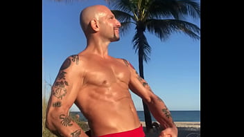 MAXXX LOADZ FLEXING AT THE BEACH