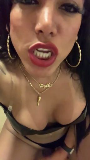 Aylla Gattina Jerk off Session at Home