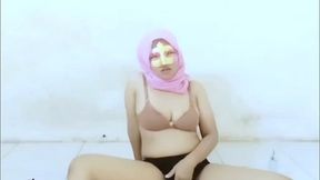 fisting memek sendirian karena tidak ada lawan tapi aku benar-benar menikmati permainan ini