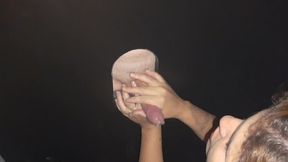 fui no swing e fiquei bem puta chupei varias rola no glorihole e levei gozada na buceta