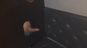 fui no swing e fiquei bem puta chupei varias rola no glorihole e levei gozada na buceta