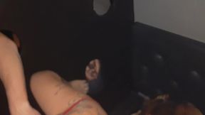 fui no swing e fiquei bem puta chupei varias rola no glorihole e levei gozada na buceta