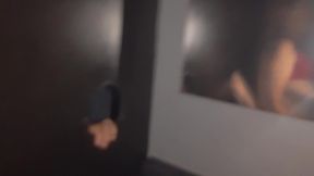 fui no swing e fiquei bem puta chupei varias rola no glorihole e levei gozada na buceta