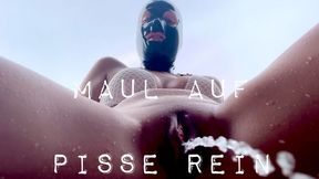 Maul auf! Pisse rein! Herrin Nicole muss im Bikini pissen und du wirst jeden Tropfen schlucken!