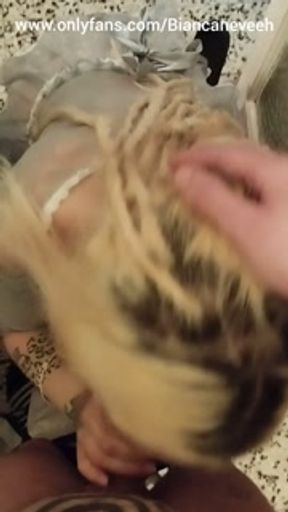 La metto in ginocchio e me lo faccio succhiare dalla mia troia e gli riempio la bocca di sperma