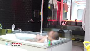 Na banheira, sozinhos, dei no pelo para ele!