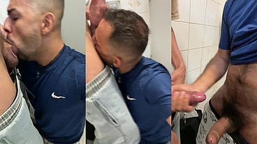 Gays tranzando no banheiro do supermercado.
