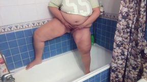 Jen is peeing into the bathtub standing up