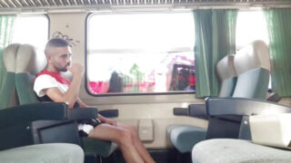 Domowy publiczny klip francuskiej amatorki Jess Royan ssie kutasa, a następnie bierze dużego kutasa bez zabezpieczenia