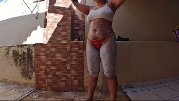 Casadinha Safada Descoloriu os Pelinhos do Corpo Todo e Fica Peladinha no Quintal Exibindo pra Vizinhos Verem &ndash_ Corno Grava e Ajuda a Puta!