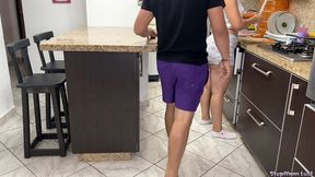 mi madrastra cocinando tiene un gran culo y esta insatisfecha porque su marido no la coje bien