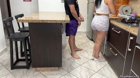 mi madrastra cocinando tiene un gran culo y esta insatisfecha porque su marido no la coje bien