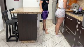 mi madrastra cocinando tiene un gran culo y esta insatisfecha porque su marido no la coje bien