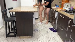 mi madrastra cocinando tiene un gran culo y esta insatisfecha porque su marido no la coje bien