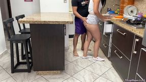 mi madrastra cocinando tiene un gran culo y esta insatisfecha porque su marido no la coje bien