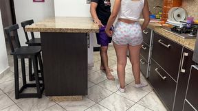 mi madrastra cocinando tiene un gran culo y esta insatisfecha porque su marido no la coje bien