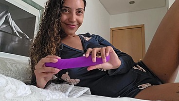 Ella vive en el campo y está completamente sola y mojada