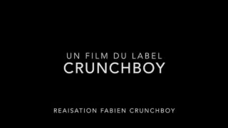 Màn threesome trần trụi với dương vật khủng: Jess Royan, Koldo Goran và Chucho Martin chịch mông nhau, thọc sâu và xuất tinh vào nhau.