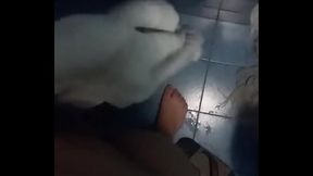 Hermosa jovencita sexy sec&aacute_ndose despu&eacute_s de ducha.