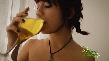 Cheers! - Adoro me exibir como uma vadia enquanto exploro meus fetiches