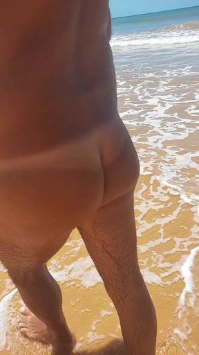 Ladysilva walking naked on the beach and masturbating until she cums