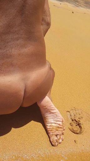 Ladysilva walking naked on the beach and masturbating until she cums