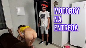 Safada sozinha em casa recebe motoboy s&oacute_ de toalha de banho!