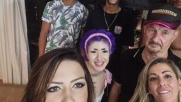O corninho gozando vendo a safada sentar gostoso em outra roa