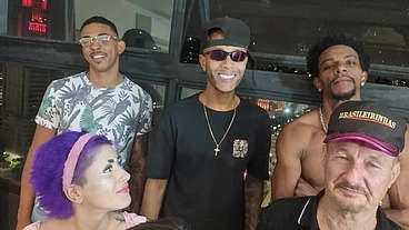 O corninho gozando vendo a safada sentar gostoso em outra roa