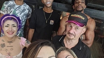 O corninho gozando vendo a safada sentar gostoso em outra roa