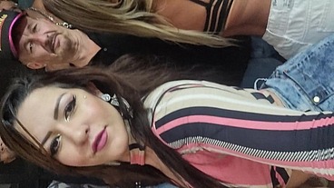 O corninho gozando vendo a safada sentar gostoso em outra roa