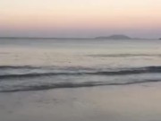@tici_feet tici feet IG tici_feet walking on the beach using flip flops