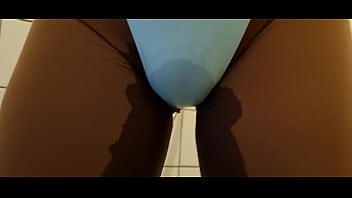 Lekker warm en natte piss langs me benen na training