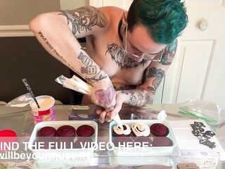 Decorating Cupcakes In nature's garb
